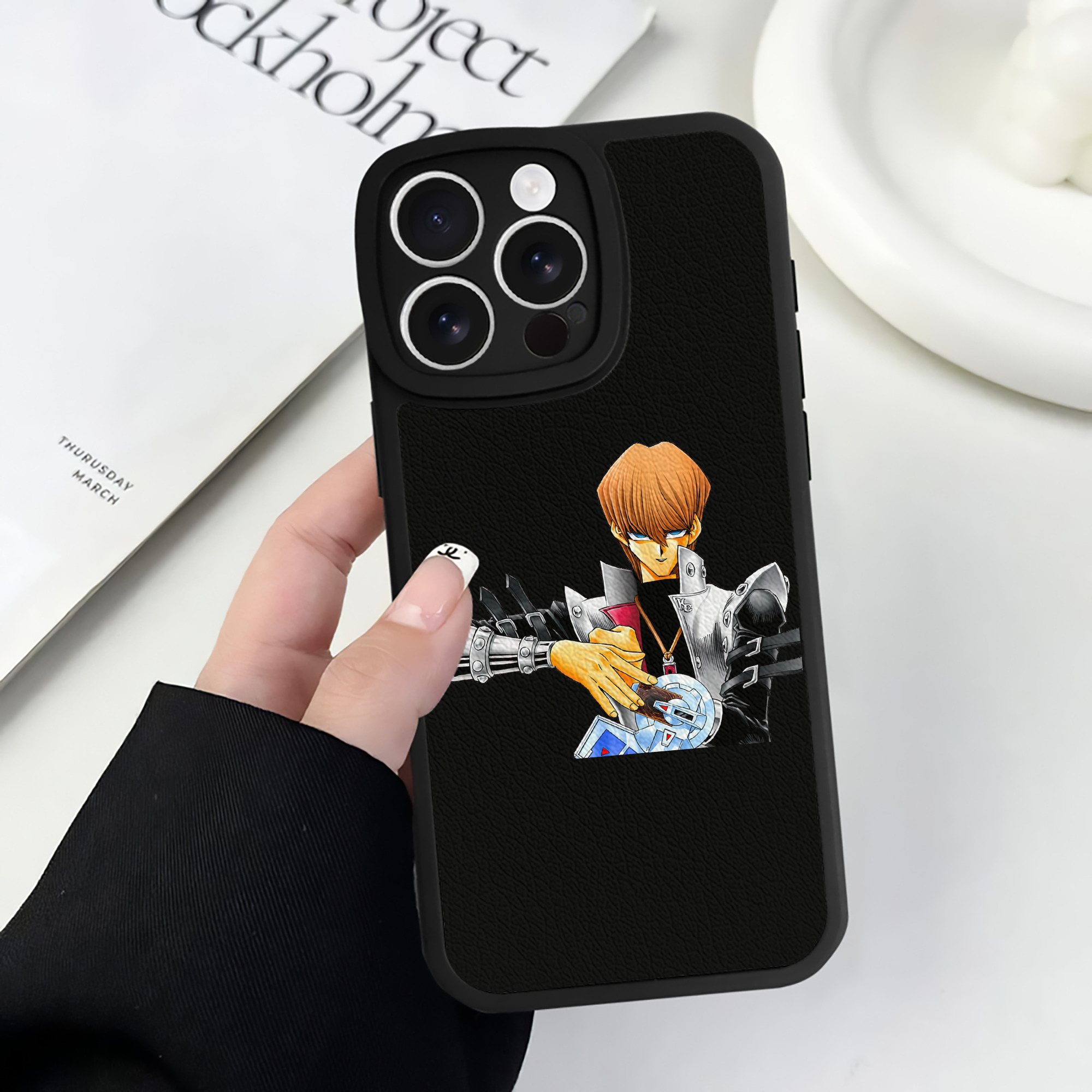 （画像用） 遊☆戯☆王 Yu-Gi-Oh! 【iPhone 16シリーズ対応】シリコンスマホケース（レザー調） 材質：シリコン